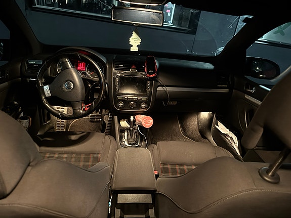 Volkswagen Golf V 2 of 7