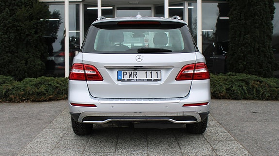 Mercedes-Benz ML350 5 of 5