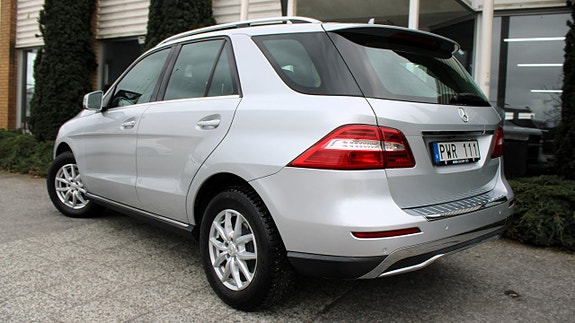 Mercedes-Benz ML350 4 of 5