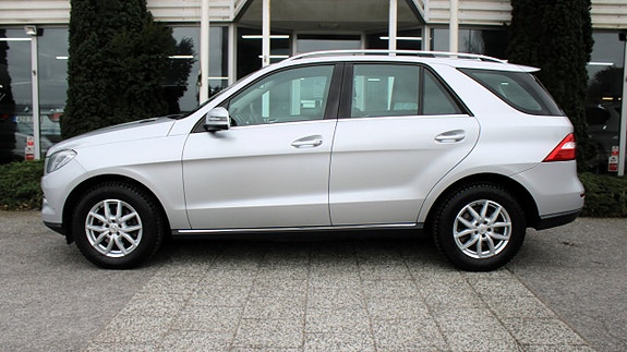 Mercedes-Benz ML350 3 of 5