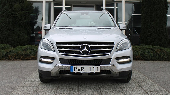Mercedes-Benz ML350 2 of 5
