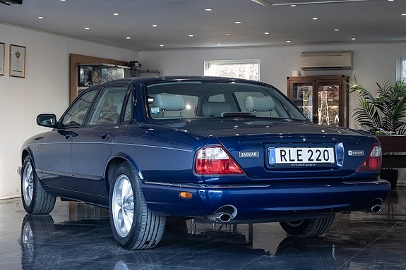 Jaguar XJ 2 of 22
