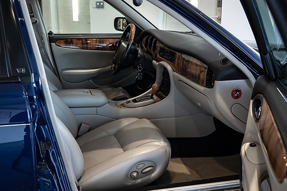 Jaguar XJ 8 of 22
