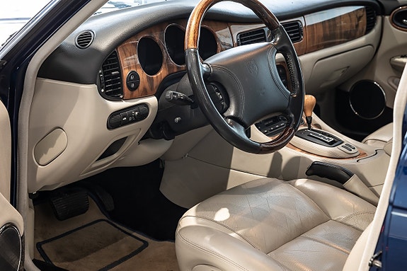 Jaguar XJ 7 of 22