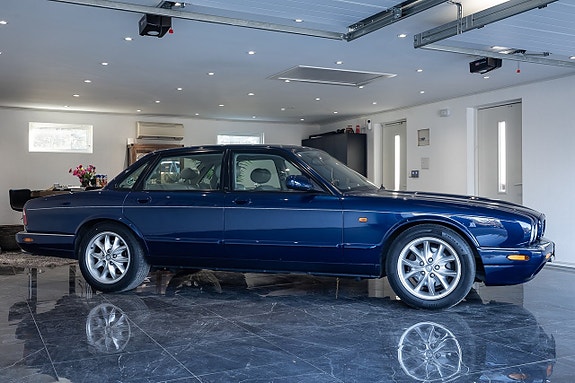 Jaguar XJ 4 of 22