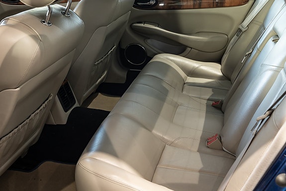 Jaguar XJ 9 of 22