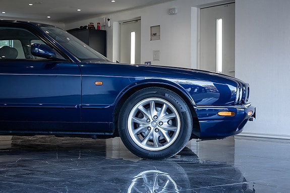 Jaguar XJ 5 of 22