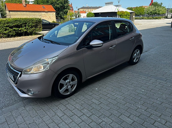 Peugeot 208 2 of 5