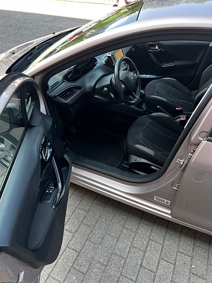 Peugeot 208 7 of 11