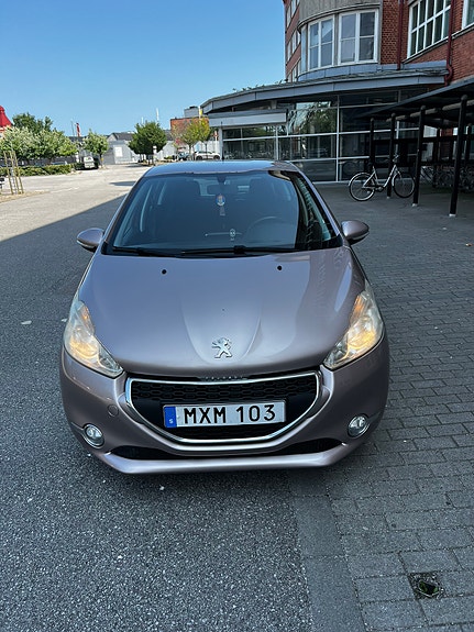 Peugeot 208 3 of 5