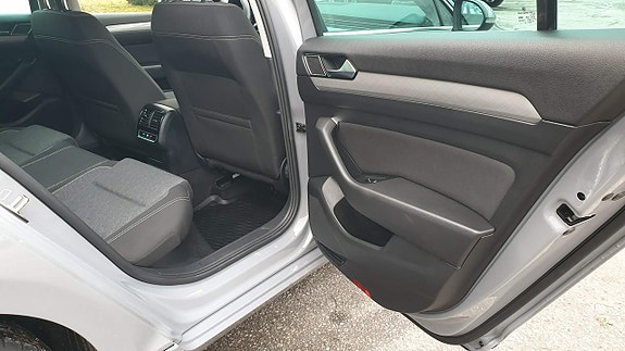 Volkswagen Passat 19 of 21