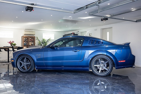 Ford Mustang 4 of 5