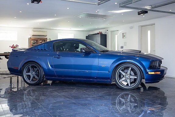 Ford Mustang 2 of 5