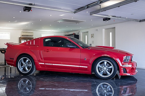 Ford Mustang 2 of 5