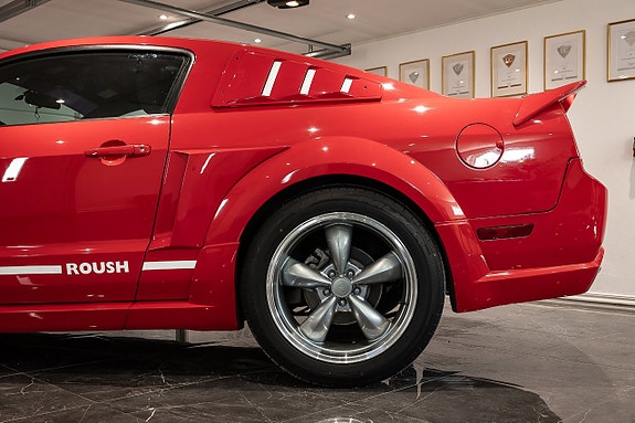 Ford Mustang 4 of 5