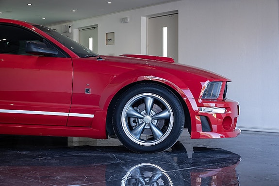 Ford Mustang 3 of 5