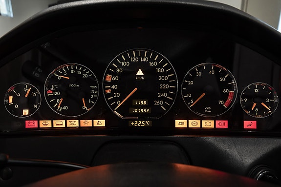 Mercedes-Benz SL500 16 of 23