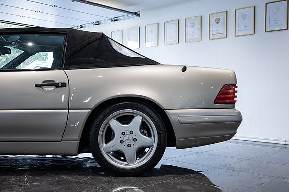 Mercedes-Benz SL500 4 of 5