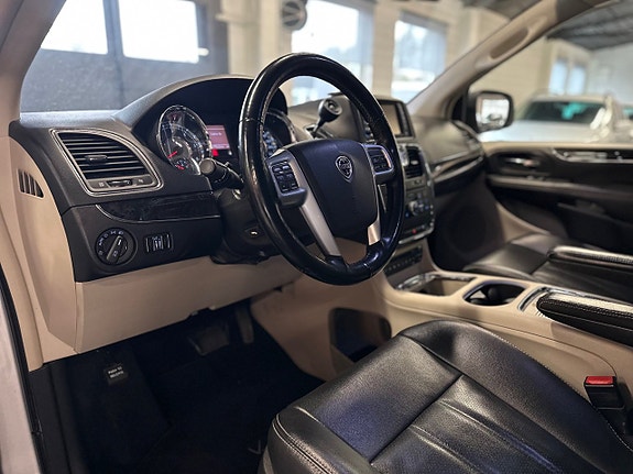 Lancia Voyager 8 of 17