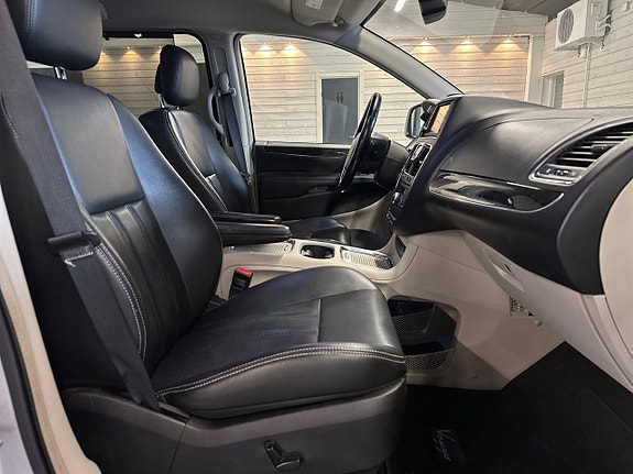 Lancia Voyager 9 of 17