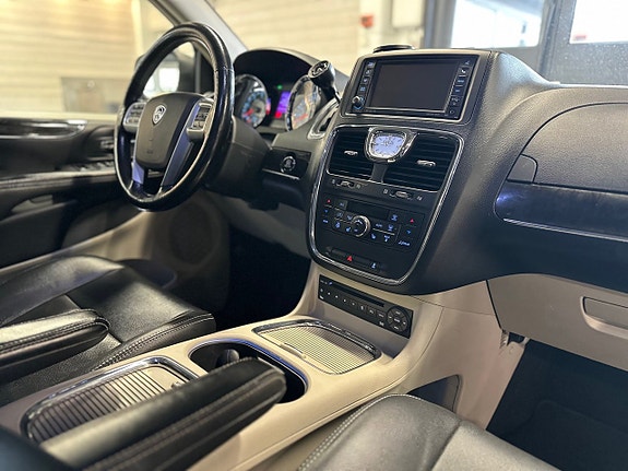 Lancia Voyager 10 of 17