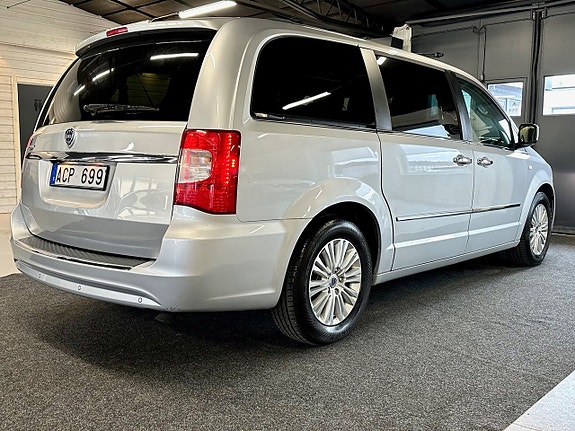 Lancia Voyager 3 of 5