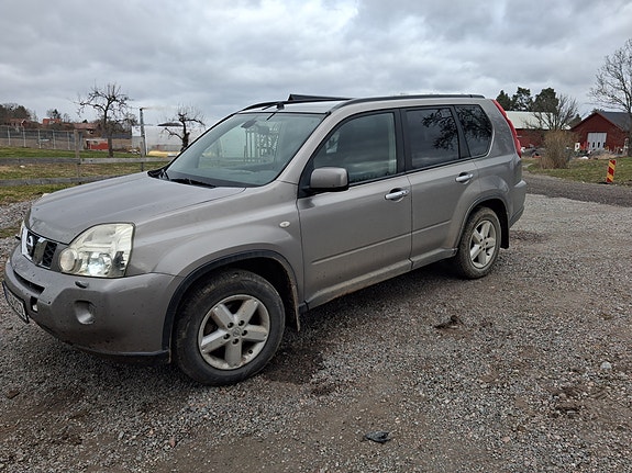 Nissan X-Trail 2 of 5