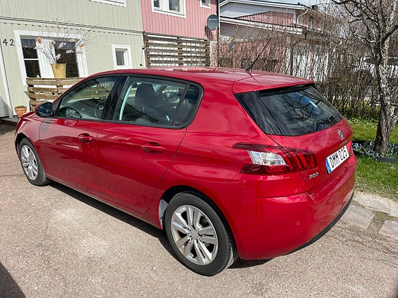 Peugeot 308 2 of 5