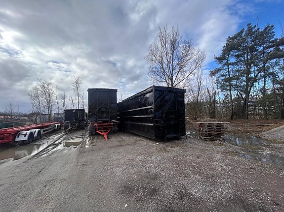 3 st 40-kubiks containrar med lock säljes