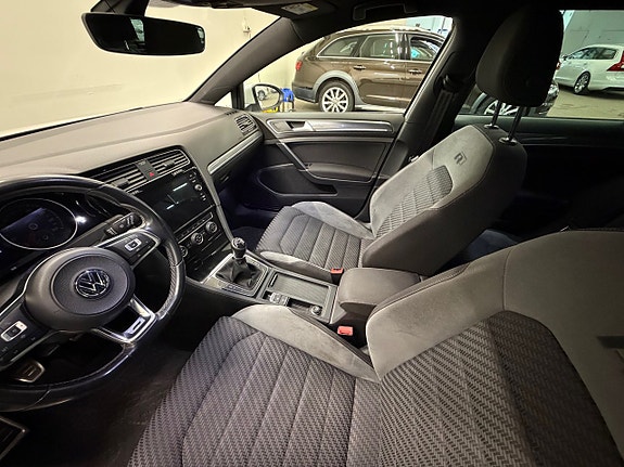 Volkswagen Golf VII 9 of 23