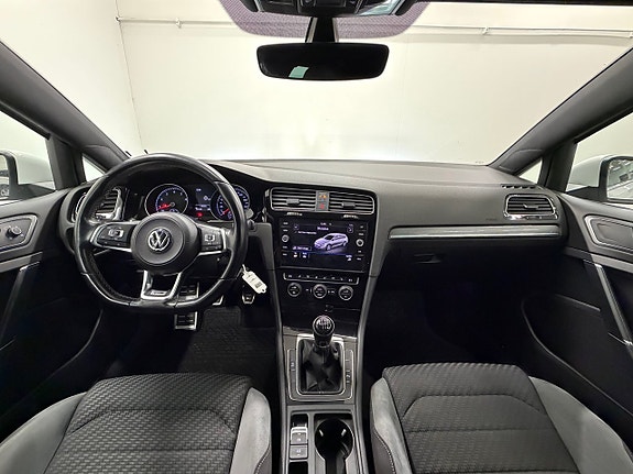 Volkswagen Golf VII 13 of 23