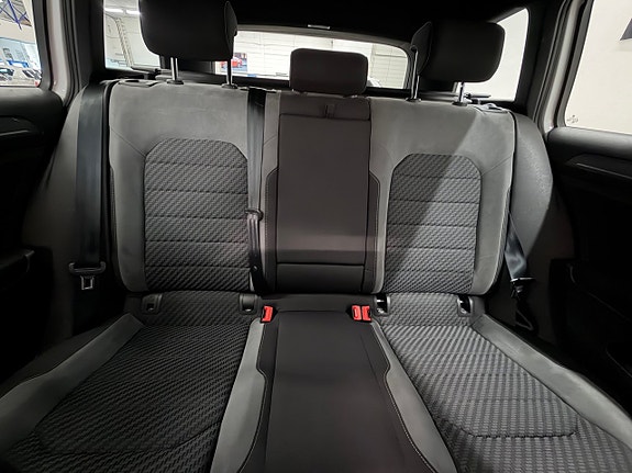 Volkswagen Golf VII 12 of 23