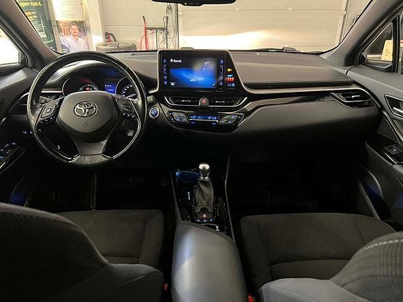 Toyota C-HR 8 of 17