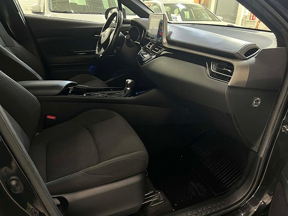 Toyota C-HR 9 of 17