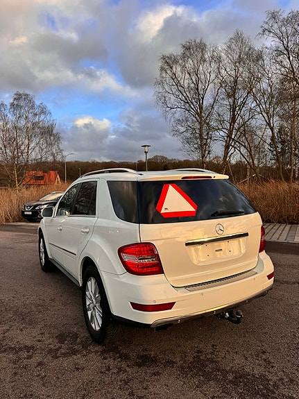 Mercedes-Benz ML280 2 of 15