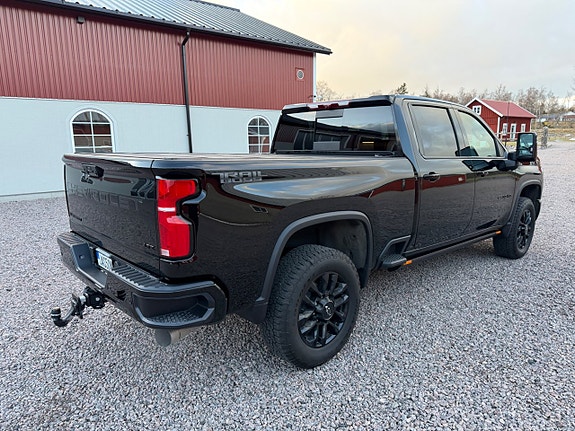 Chevrolet Silverado 2500 2 of 5