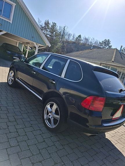 Porsche Cayenne S 2 of 5