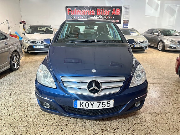 Mercedes-Benz B180 2 of 5