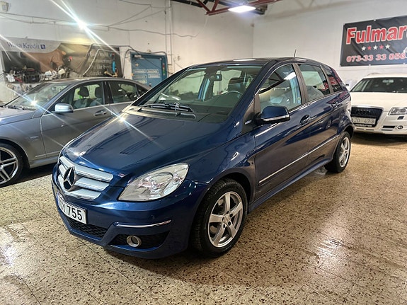 Mercedes-Benz B180 3 of 5