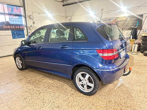 Mercedes-Benz B180 4 of 5