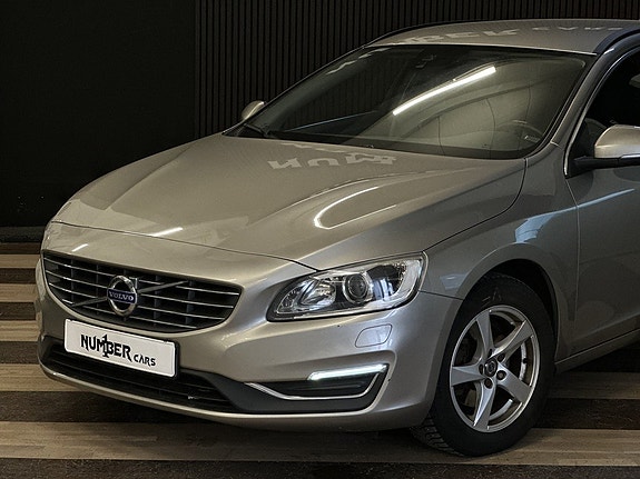 Volvo V60 2 of 27