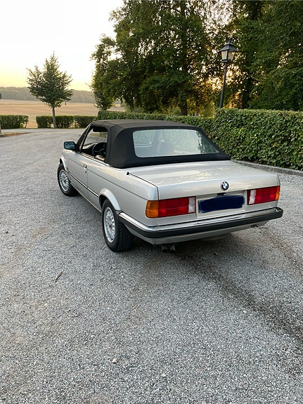 BMW 320i 3 of 5