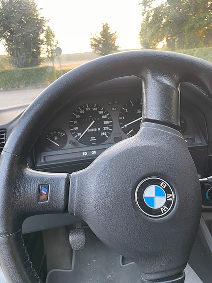 BMW 320i 4 of 5