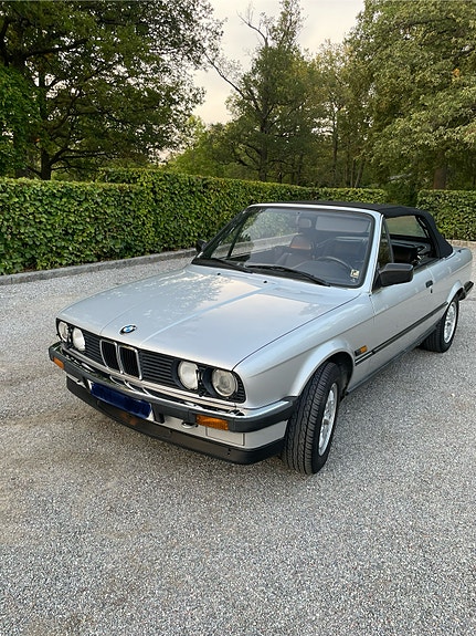 BMW 320i 2 of 5