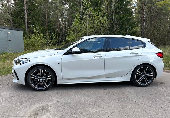 BMW 118i 3 of 5