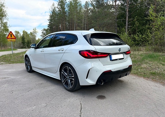 BMW 118i 4 of 5