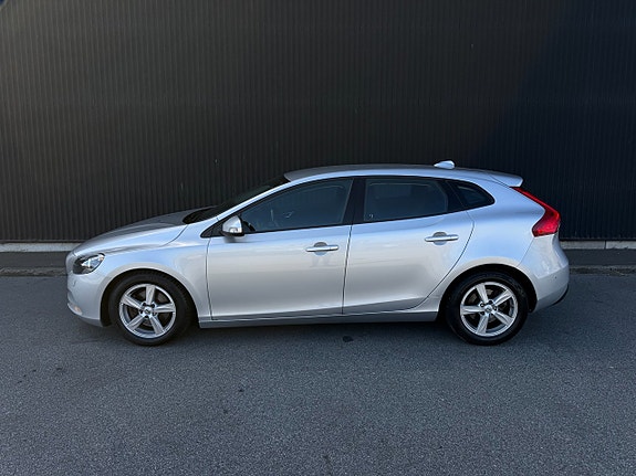 Volvo V40 2 of 10