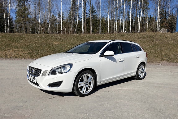 Volvo V60 2 of 5