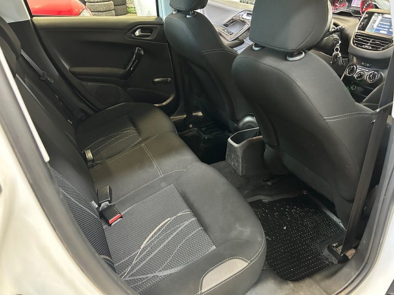 Peugeot 208 13 of 15