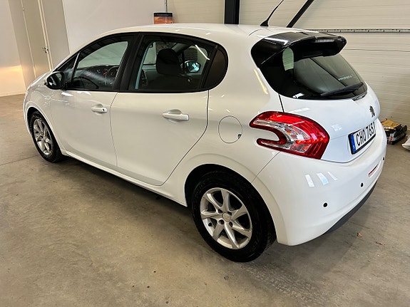 Peugeot 208 2 of 5
